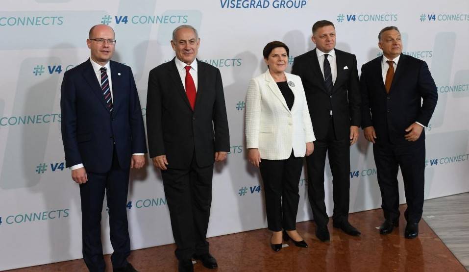 El primer ministro Netanyahu y los jefes de estado de Hungría, Eslovaquia, República Checa y Polonia, en Budapest, el 19 de julio de 2017 (Haim Tzach / GPO)