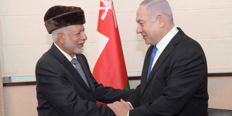 El primer ministro, Benjamin Netanyahu (R) y el ministro de Relaciones Exteriores de Omán, Yousuf bin Alawi bin Abdullah (L), en Varsovia, el 13 de febrero de 2019. (Crédito de la foto: AMOS BEN-GERSHOM / GPO)