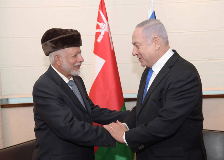 El primer ministro, Benjamin Netanyahu (R) y el ministro de Relaciones Exteriores de Omán, Yousuf bin Alawi bin Abdullah (L), en Varsovia, el 13 de febrero de 2019. (Crédito de la foto: AMOS BEN-GERSHOM / GPO)