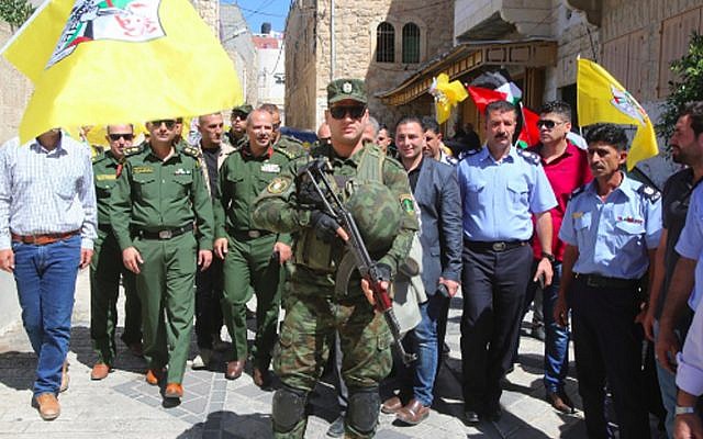 Las fuerzas de seguridad de la Autoridad Palestina recorren el uniforme de Hebrón, controlado por Israel. (Wafa)