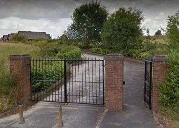Captura de pantalla que muestra la entrada al cementerio judío Philips Park en Whitefield, Manchester. (Mapas de Google)
