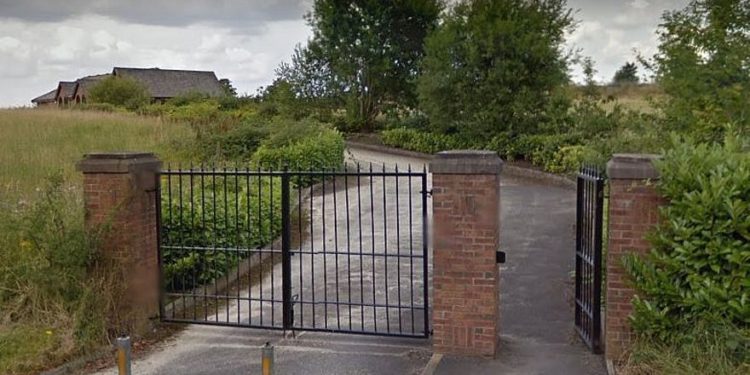 Captura de pantalla que muestra la entrada al cementerio judío Philips Park en Whitefield, Manchester. (Mapas de Google)