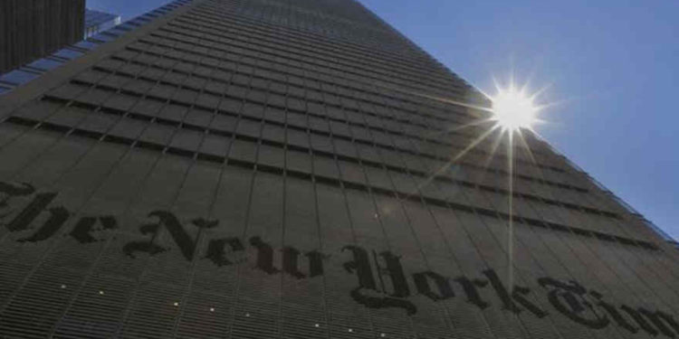 El sol se eleva sobre el New York Times Building en Nueva York el 14 de agosto de 2013. (Crédito de la foto: BRENDAN MCDERMID / REUTERS)