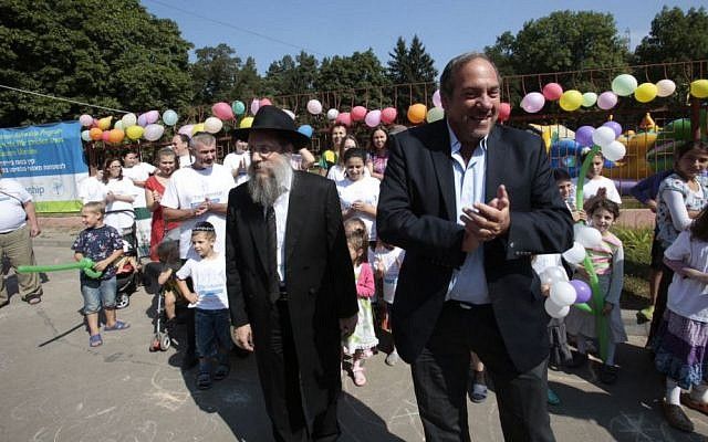 El rabino Shlomo Gopin (izquierda) y el rabino Yechiel Eckstein en el campamento ucraniano de “personas desplazadas” para judíos. (Olivia Pitoussi)