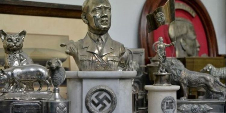 Un busto del dictador Adolf Hitler, entre otros artefactos nazis incautados en la casa de un coleccionista de arte, está en exhibición en Buenos Aires, en este folleto sin fecha publicado el 20 de junio de 2017.. (Crédito de la foto: MINISTERIO ARGENTINO DE SEGURIDAD / FOLLETO A TRAVÉS DE REUTERS)