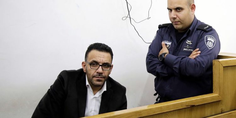 Un policía israelí vigila al gobernador de Jerusalén de la Autoridad Palestina, Adnan Ghaith, durante una comparecencia ante el tribunal después de su arresto en Jerusalén, el 29 de noviembre de 2018. (Foto de AP / Mahmoud Illean)