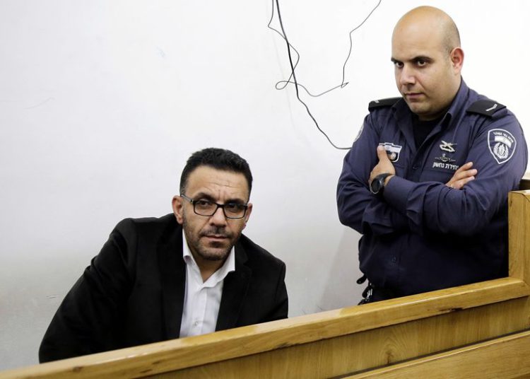 Un policía israelí vigila al gobernador de Jerusalén de la Autoridad Palestina, Adnan Ghaith, durante una comparecencia ante el tribunal después de su arresto en Jerusalén, el 29 de noviembre de 2018. (Foto de AP / Mahmoud Illean)