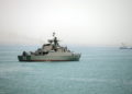 Ilustrativo: El buque de guerra iraní Alborz, en primer plano, se prepara para abandonar las aguas de Irán en el Estrecho de Ormuz, en esta foto publicada por la Agencia de noticias semioficial Fars, 7 de abril de 2015. (Agencia de noticias AP / Fars, Mahdi Marizad)