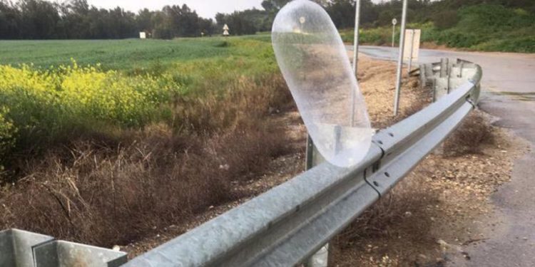 Un globo que lleva un presunto dispositivo explosivo de la Franja de Gaza aterriza en el sur de Israel el 19 de febrero de 2019. (Yediot MeHaShetah)