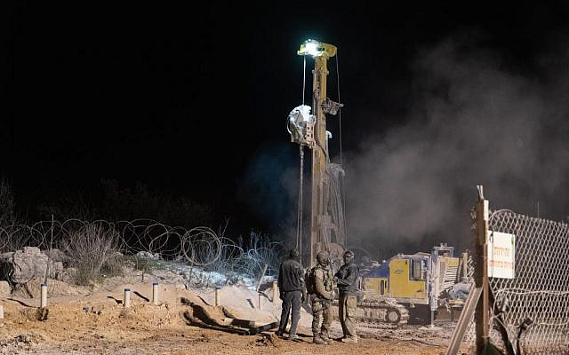 En esta foto proporcionada por las FDI el 26 de diciembre de 2018, se ve a soldados israelíes en la escena de un túnel excavado en la frontera con el Líbano (Portavoz de las FDI)