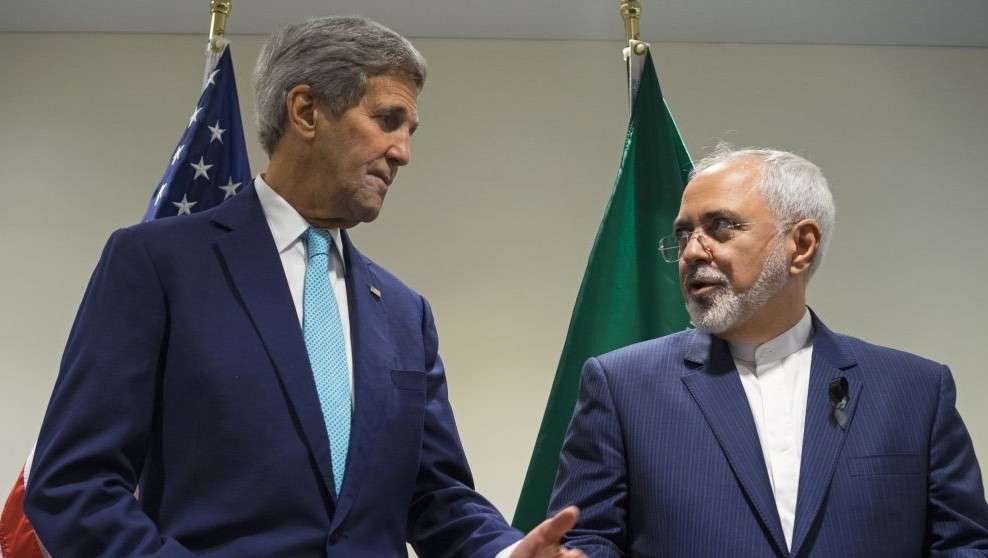 Luego, el secretario de estado de Estados Unidos, John Kerry, a la izquierda, se reúne con el ministro de Relaciones Exteriores de Irán, Mohammad Javad Zarif, en la sede de las Naciones Unidas el 26 de septiembre de 2015. (AP / Craig Ruttle)