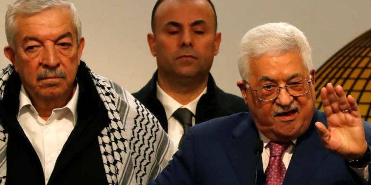 El presidente palestino, Mahmoud Abbas, hace gestos mientras habla durante una ceremonia que marca el 54 aniversario de la fundación de Fatah, en Ramallah, el 31 de diciembre de 2018. (Crédito de la foto: MOHAMAD TOROKMAN / REUTERS)