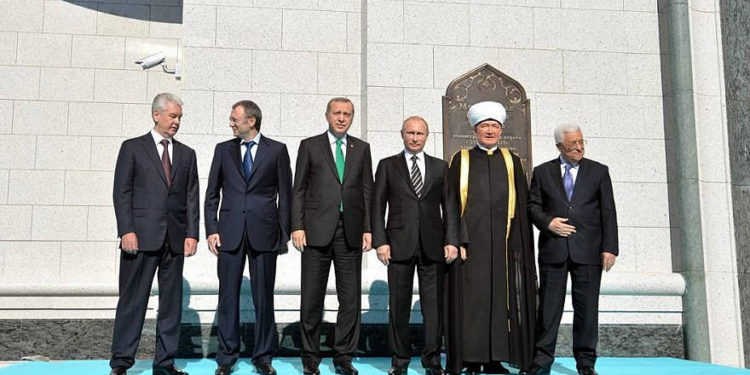 El líder de la Autoridad Palestina Mahmoud Abbas (derecha), el presidente turco Recep Tayyip Erdoğan (tercero desde la izquierda), y el presidente ruso, Vladimir Putin, en la inauguración de la Mezquita de la Catedral de Moscú el 23 de septiembre de 2015. Crédito: Kremlin Photo / Wikimedia Commons.