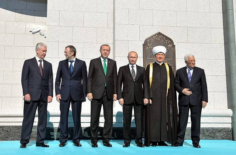 El líder de la Autoridad Palestina Mahmoud Abbas (derecha), el presidente turco Recep Tayyip Erdoğan (tercero desde la izquierda), y el presidente ruso, Vladimir Putin, en la inauguración de la Mezquita de la Catedral de Moscú el 23 de septiembre de 2015. Crédito: Kremlin Photo / Wikimedia Commons.