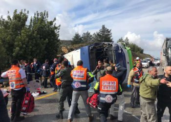Dos muertos y 41 heridos cuando un autobús se volcó en una carretera cerca de Jerusalem