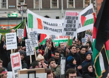 Manifestantes pro palestinos cerca del Parlamento irlandés en Dublín en un mitin contra los ataques aéreos israelíes en Gaza en 2009. Foto: William Murphy / Flickr.
