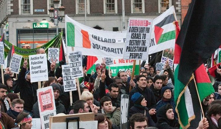 Manifestantes pro palestinos cerca del Parlamento irlandés en Dublín en un mitin contra los ataques aéreos israelíes en Gaza en 2009. Foto: William Murphy / Flickr.
