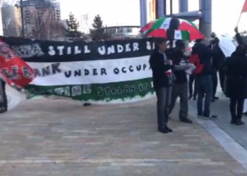 Activistas pro palestinos protestan contra Israel fuera del estudio de Manchester de "Eurovisión: tú decides" el 8 de febrero de 2019. (Captura de pantalla / Canal 12)