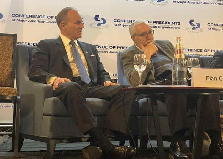Elan Carr, a la izquierda, el nuevo enviado del Departamento de Estado de EE. UU. Sobre el antisemitismo, habla a los delegados de la Conferencia de Presidentes de la Organización Judía Estadounidense Principal en Jerusalén, 21 de febrero de 2019 (Sam Sokol / JTA)