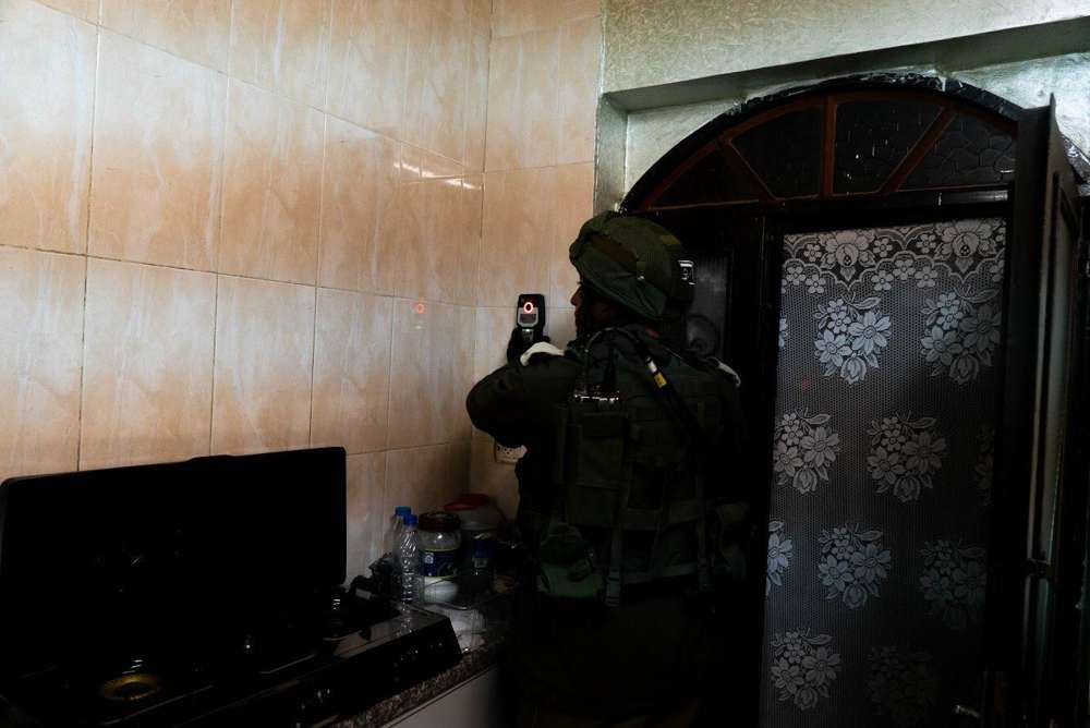 Las tropas israelíes miden la casa de Hebrón de un terrorista palestino sospechoso de asesinar a Ori Ansbacher en Jerusalén, el 10 de febrero de 2019. (Fuerzas de Defensa de Israel)