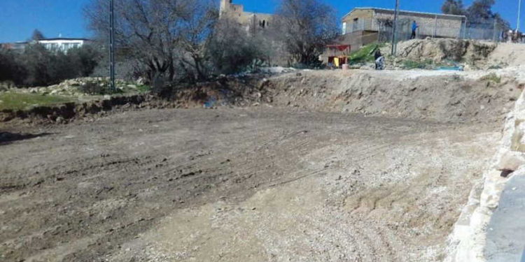 Construcción de un estacionamiento ilegal en un jardín arqueológico cerca del barrio de Ramot en Jerusalén