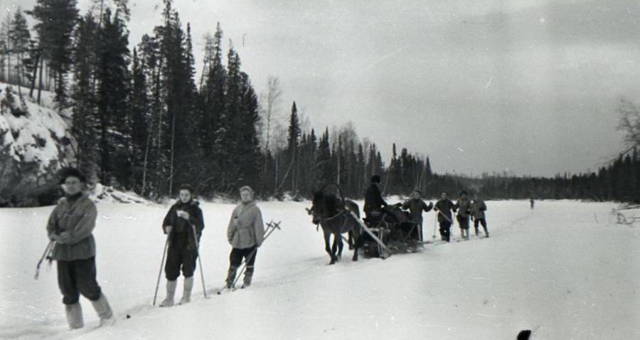 Los estudiantes del paso de Dyatlov mientras caminaban hacia la montaña Otorten. (Archivo Nacional de Rusia)