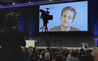 El denunciante estadounidense Edward Snowden puede verse en las pantallas de video en el 34º Congreso de Comunicación de Chaos celebrado en Leipzig, Alemania, el 28 de diciembre de 2017. (Sebastian Willnow / dpa a través de AP)