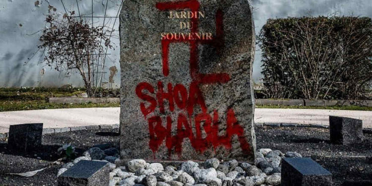 Una esvástica y las palabras "Shoa blabla" en la estela del "Jardin du Souvenir" (Jardín de los recuerdos) después de que se descubrieran graffiti antisemitas en el cementerio de Champagne-au-Mont-d'Or el 20 de febrero de 2019. (JEFF PACHOUD / AFP)