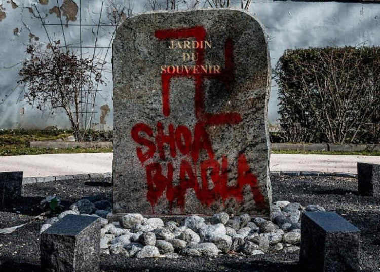 Una esvástica y las palabras "Shoa blabla" en la estela del "Jardin du Souvenir" (Jardín de los recuerdos) después de que se descubrieran graffiti antisemitas en el cementerio de Champagne-au-Mont-d'Or el 20 de febrero de 2019. (JEFF PACHOUD / AFP)