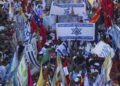 Cristianos evangélicos de todo el mundo ondean sus banderas nacionales junto con banderas israelíes mientras marchan en un desfile en Jerusalén para conmemorar la Fiesta de los Tabernáculos. (Crédito de la foto: JNS.ORG)