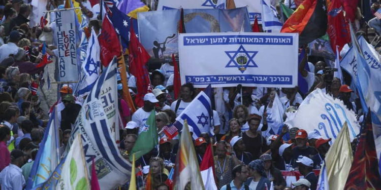 Cristianos evangélicos de todo el mundo ondean sus banderas nacionales junto con banderas israelíes mientras marchan en un desfile en Jerusalén para conmemorar la Fiesta de los Tabernáculos. (Crédito de la foto: JNS.ORG)