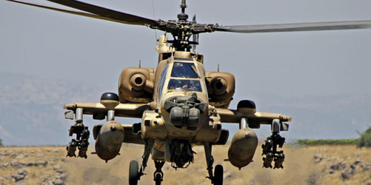 Foto ilustrativa de un helicóptero Apache Boeing AH-64 de la Fuerza Aérea Israelí, 8 de junio de 2012. (Ofer Zidon / Flash90)