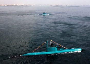 Los recién lanzados submarinos Ghadir de Irán se mueven en el puerto sur de Bandar Abbas en el Golfo Pérsico, Irán, miércoles 28 de noviembre de 2012. Los submarinos de la clase Ghadir pueden disparar misiles y torpedos al mismo tiempo, y pueden operar en las aguas poco profundas del Golfo Pérsico. (AP Photo / Fars News Agency, Ebrahim Norouzi)