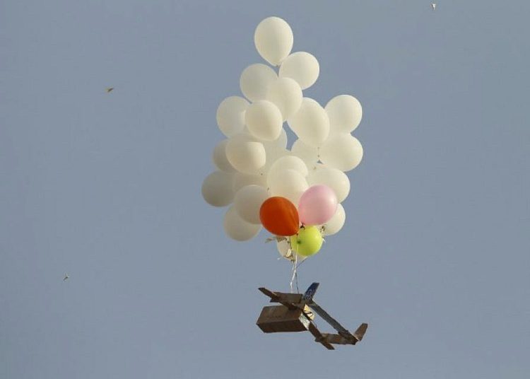 Dispositivo explosivo adherido a globos lanzados desde Gaza cae Ashkelon