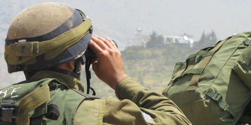 Un soldado de las FDI mira hacia el sur de Siria desde el lado israelí de la frontera en los Altos del Golán. Foto: FDI a través de Wikimedia Commons.