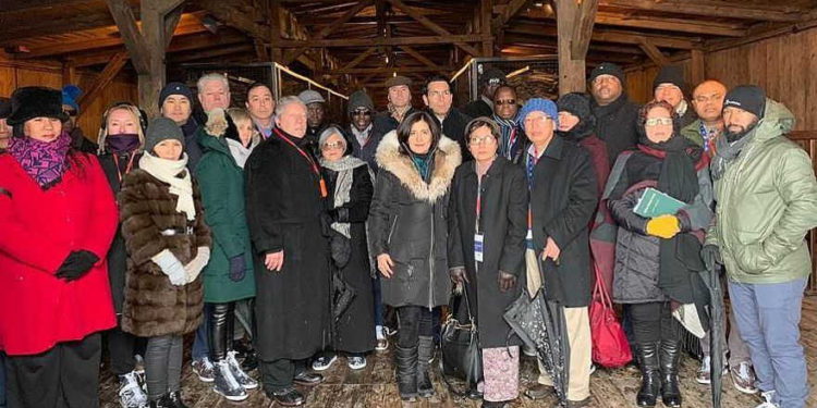 El embajador israelí en la ONU, Danny Danon, está acompañado por otros embajadores de la ONU durante una visita al campo de exterminio de Majdanek en Polonia, el 30 de enero de 2019. (Cortesía del Movimiento Sionista Americano)