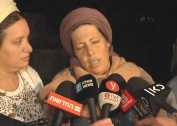 Na'ah Ansbacher, madre de Ori, víctima de asesinato, habla con reporteros fuera de su casa en el asentamiento de Tekoa el 9 de febrero de 2019. (Captura de pantalla / YouTube)