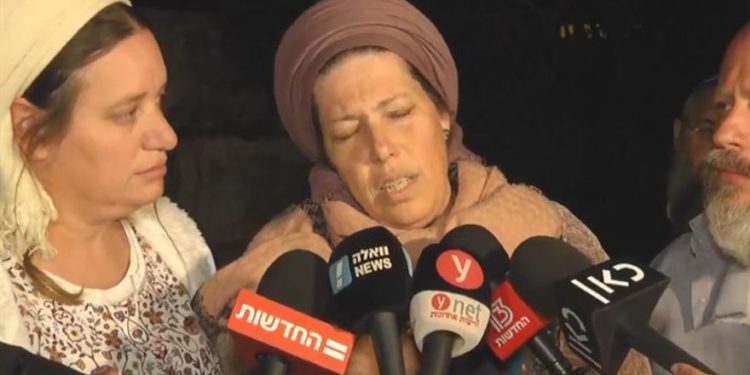 Na'ah Ansbacher, madre de Ori, víctima de asesinato, habla con reporteros fuera de su casa en el asentamiento de Tekoa el 9 de febrero de 2019. (Captura de pantalla / YouTube)