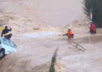 El hombre es rescatado de las aguas de la inundación en el Valle de Arazim, al oeste de Jerusalén, el 28 de febrero de 2019. (Captura de pantalla del Canal 12)