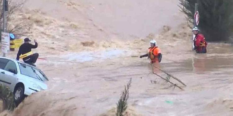 El hombre es rescatado de las aguas de la inundación en el Valle de Arazim, al oeste de Jerusalén, el 28 de febrero de 2019. (Captura de pantalla del Canal 12)