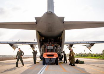 Las FDI y las tropas estadounidenses descargan un avión de carga de la Fuerza Aérea de los EE. UU. En una base militar israelí durante el ejercicio militar conjunto Juniper Falcon, febrero de 2019. (foto del Ejército de EE. UU.)