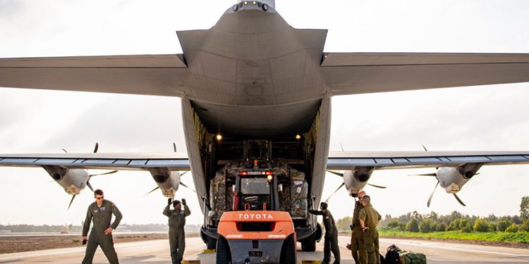 Las FDI y las tropas estadounidenses descargan un avión de carga de la Fuerza Aérea de los EE. UU. En una base militar israelí durante el ejercicio militar conjunto Juniper Falcon, febrero de 2019. (foto del Ejército de EE. UU.)