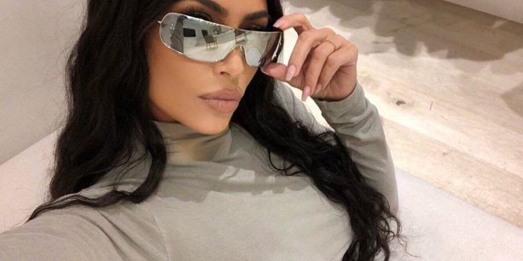 La estrella de televisión estadounidense Kim Kardashian modela gafas de sol israelíes. (Gorjeo)