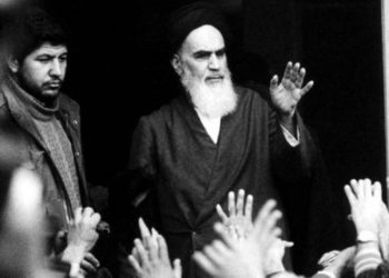 El difunto líder y fundador de la revolución islámica, Ayatollah Jomeini, habla desde un balcón de la escuela Alavi en Teherán, Irán, durante la revolución del país en febrero de 1979. Foto: REUTERS / Stringer / File Photo.