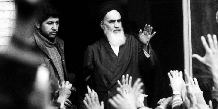 El difunto líder y fundador de la revolución islámica, Ayatollah Jomeini, habla desde un balcón de la escuela Alavi en Teherán, Irán, durante la revolución del país en febrero de 1979. Foto: REUTERS / Stringer / File Photo.