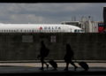 Los viajeros caminan a su terminal en el Aeropuerto Internacional de Fort Lauderdale-Hollywood el 29 de junio de 2018 (Foto AP / Brynn Anderson)