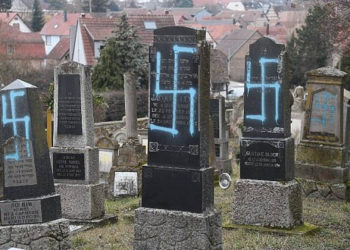 Una fotografía tomada el 19 de febrero de 2019, muestra esvásticas pintadas en tumbas en un cementerio judío en la ciudad francesa de Quatzenheim, cerca de la frontera alemana (Frederick FLORIN / AFP)