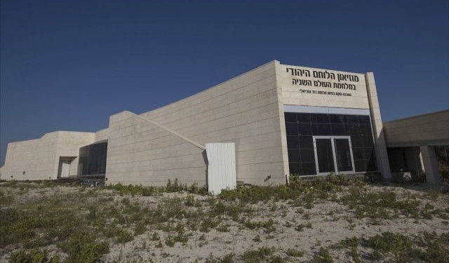 El museo inacabado en honor a los veteranos judíos de la Segunda Guerra Mundial, en Latrun, Israel, el 18 de abril de 2017. (Foto AP / Tsafrir Abayov)
