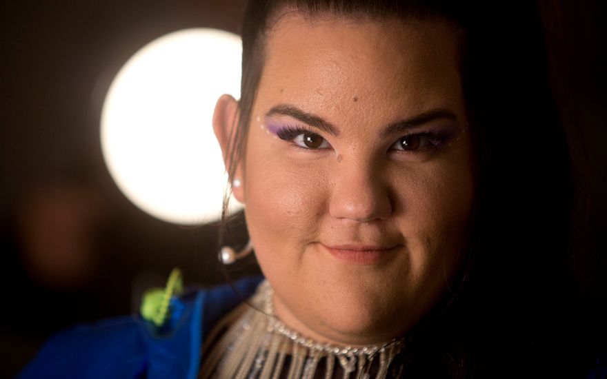 La cantante israelí Netta Barzilai, quien ganó el concurso de canciones de Eurovisión de 2018, posa para una foto durante una entrevista en Tel Aviv, Israel, el 29 de enero de 2019. (Foto AP / Sebastian Scheiner)