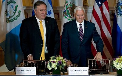 El vicepresidente de los EE. UU., Mike Pence, a la derecha, y el secretario de Estado de los EE. UU., Mike Pompeo, llegan a la segunda Conferencia para la Prosperidad y la Seguridad en Centroamérica en el Departamento de Estado el 11 de octubre de 2018, en Washington. (Foto AP / Jose Luis Magana)